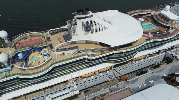 Où peut-on trouver une maison de vacances en Provence avec des ateliers de cuisine et des randonnées dans les montagnes?